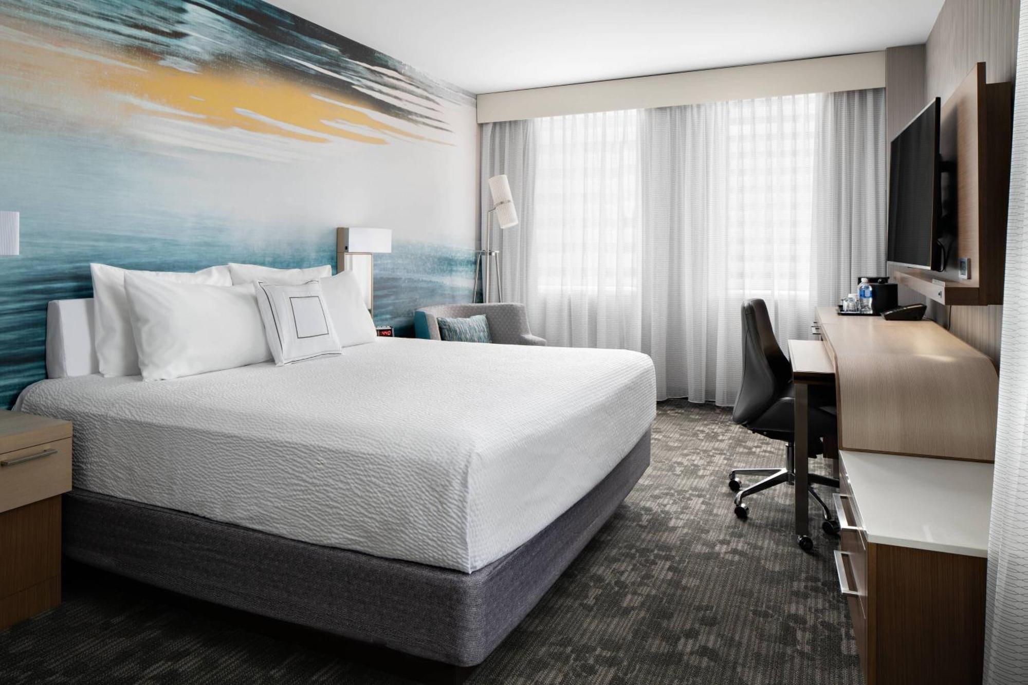 Отель Courtyard By Marriott Edmonton Downtown Экстерьер фото