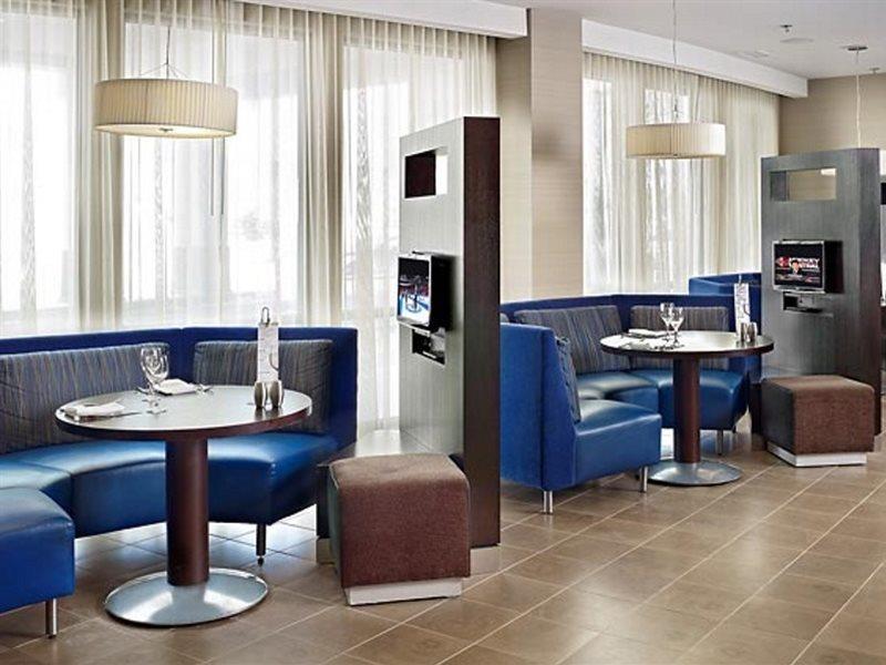 Отель Courtyard By Marriott Edmonton Downtown Экстерьер фото