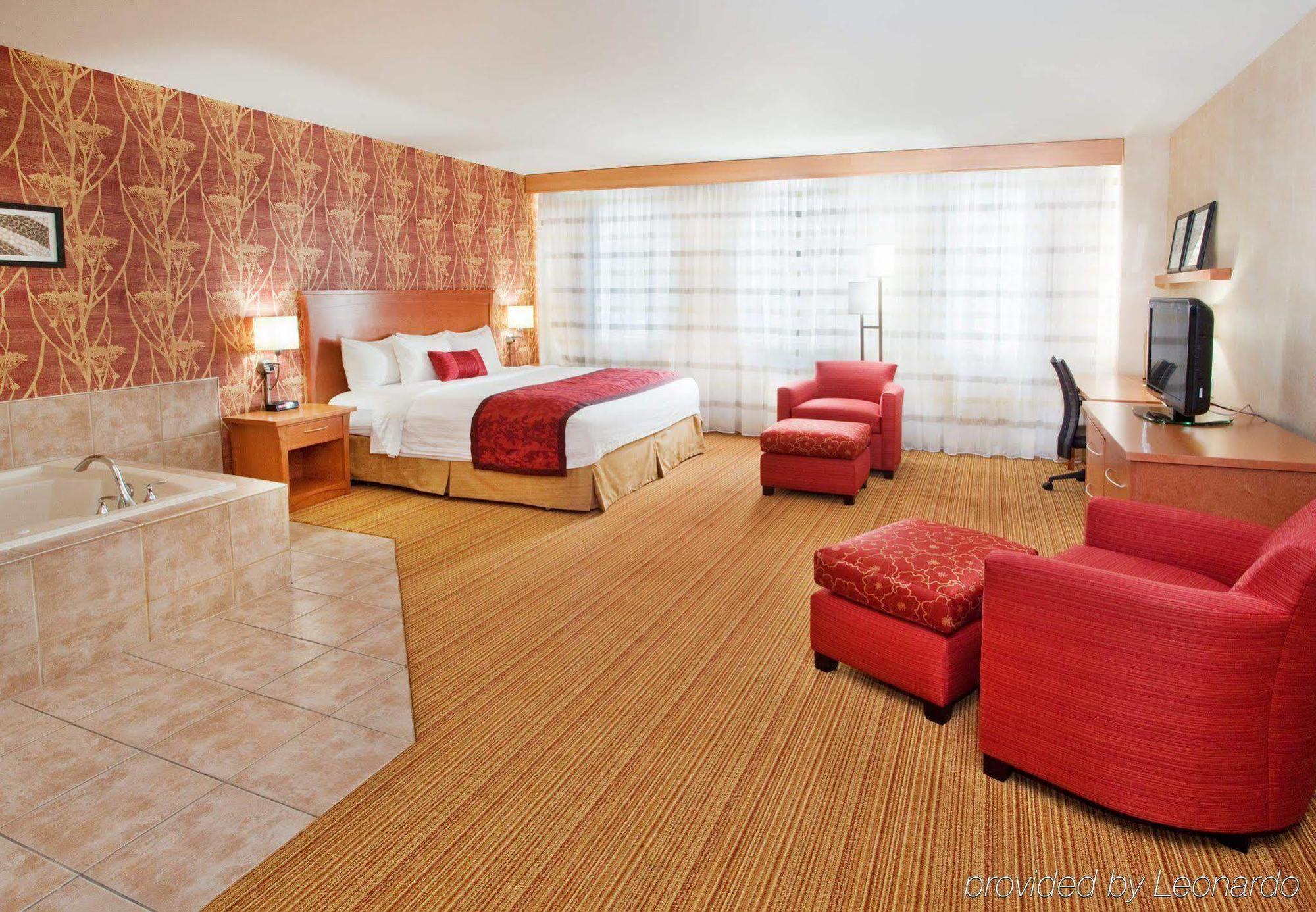 Отель Courtyard By Marriott Edmonton Downtown Экстерьер фото