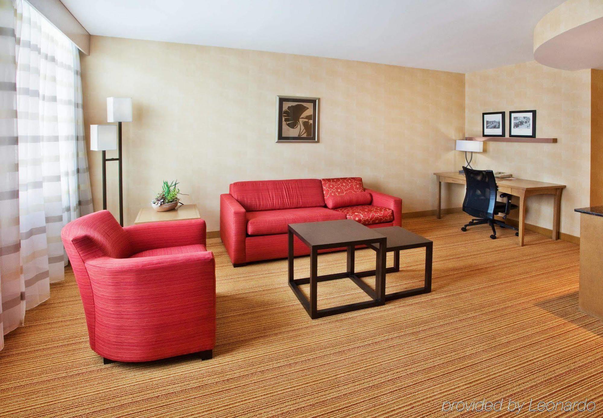 Отель Courtyard By Marriott Edmonton Downtown Экстерьер фото