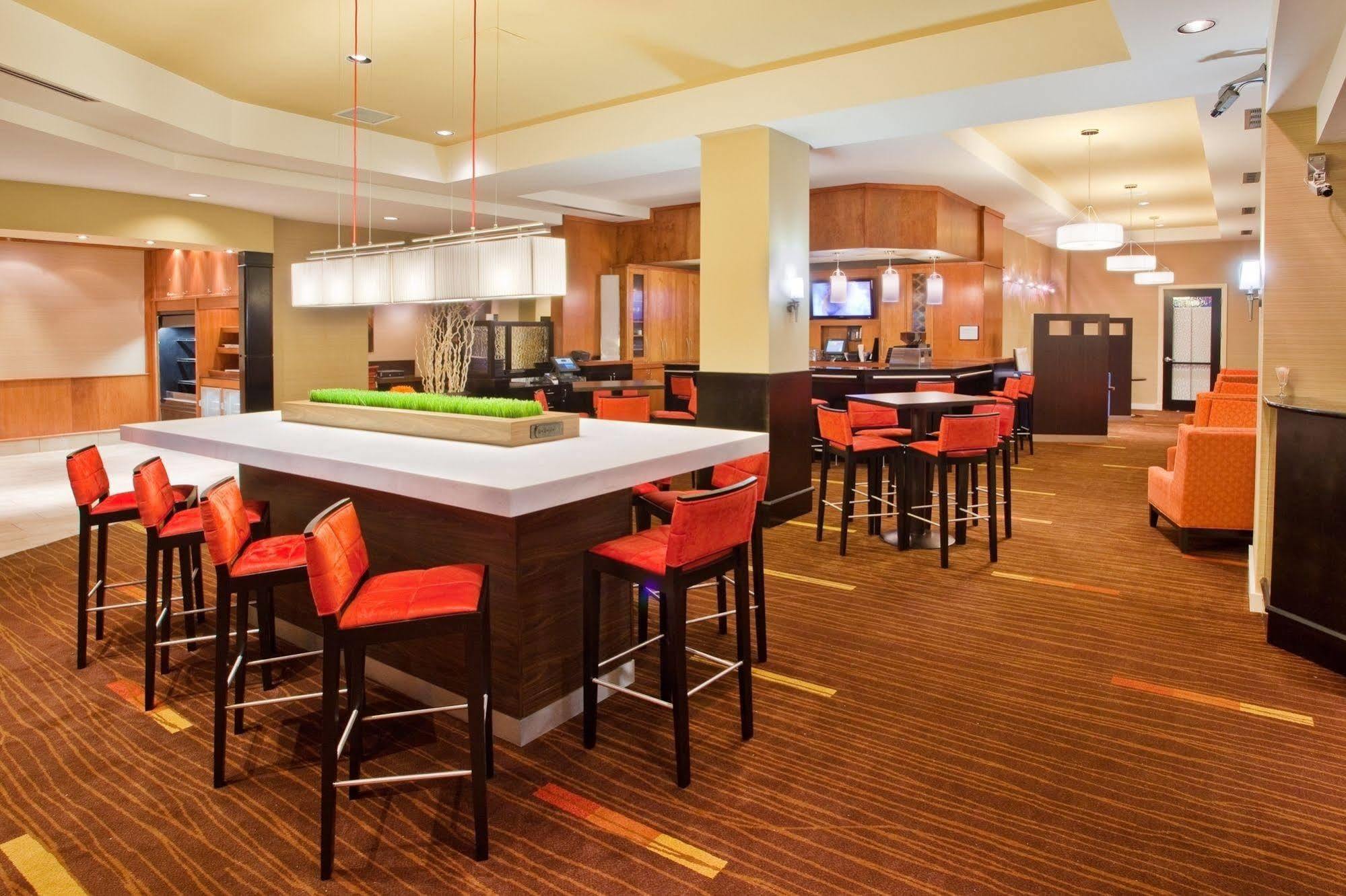 Отель Courtyard By Marriott Edmonton Downtown Экстерьер фото