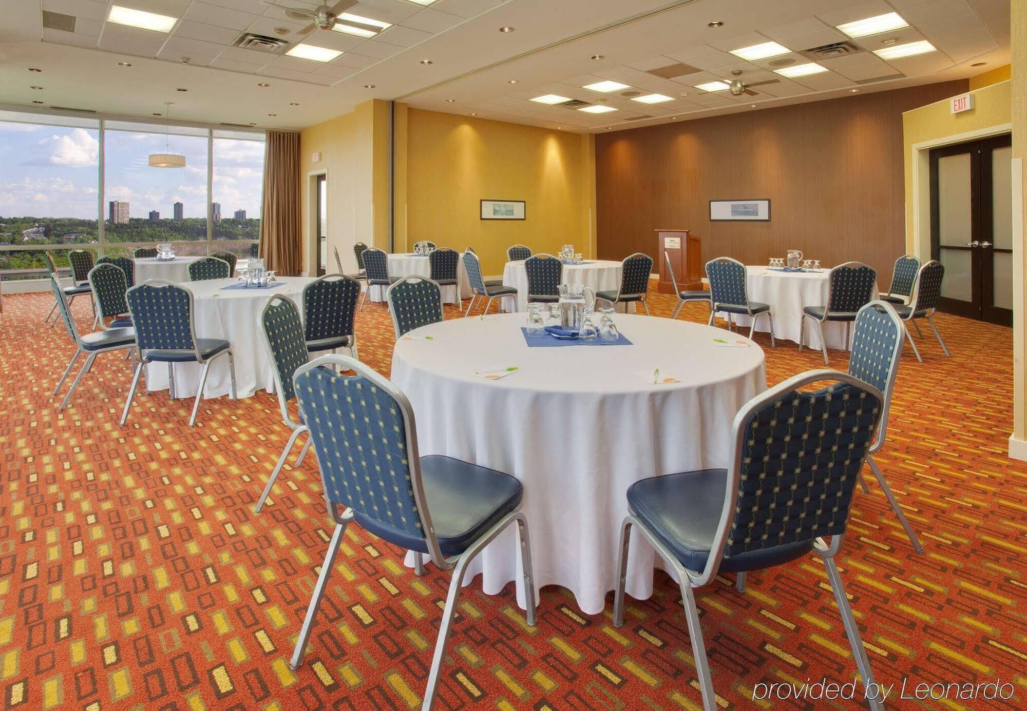 Отель Courtyard By Marriott Edmonton Downtown Экстерьер фото