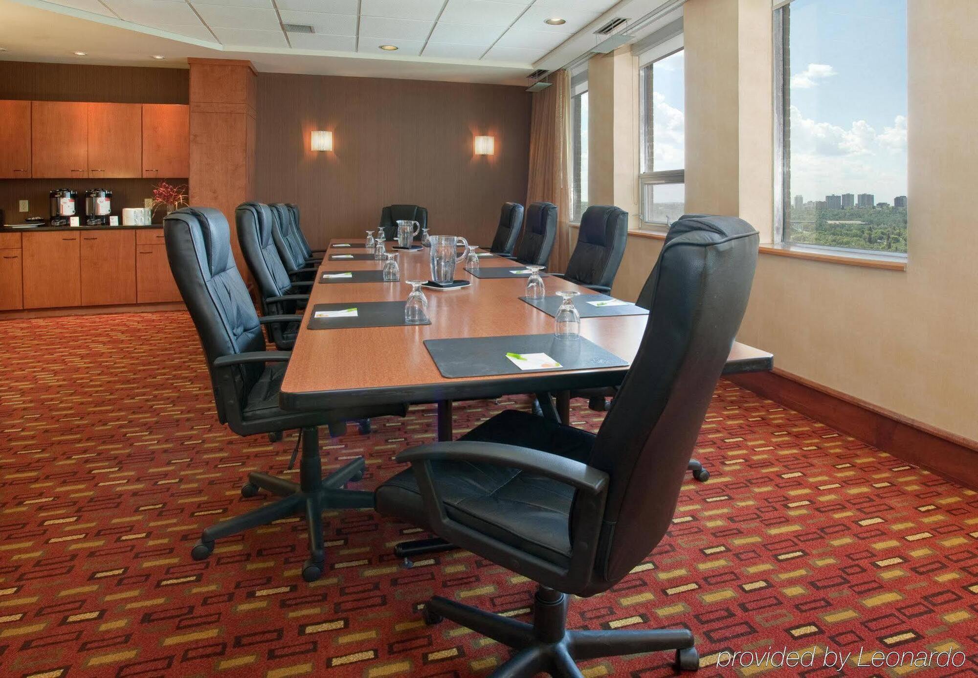 Отель Courtyard By Marriott Edmonton Downtown Экстерьер фото